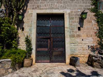 Per visitarlo usciamo dalla chiesa e varchiamo una porta adiacente, quella di una cappella costruita nel 1910